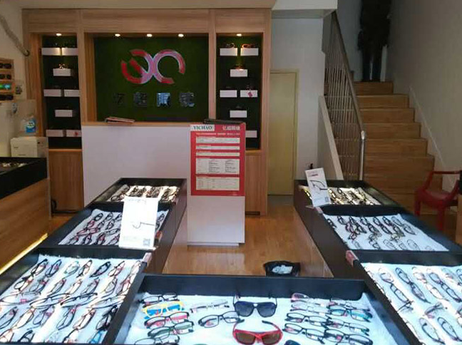 眼镜店装修效果图_眼镜店展柜_眼镜店收入(2)