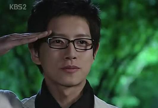 看着这模样就让人心跳不止啊~~戴着眼镜一副呆萌呆萌的小鲜肉模样