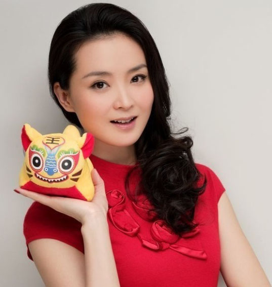 王艳戴棕色美瞳气质高贵逼人    王艳曾以《还珠格格》中那个乖巧