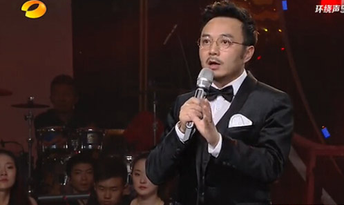 汪涵戴金色圆框眼镜主持我是歌手第三季总决赛