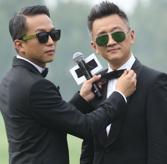 邓超,俞白眉墨镜出席《恶棍天使》发布会 high翻天