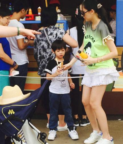 陈若仪和儿子kimi墨镜玩迪士尼