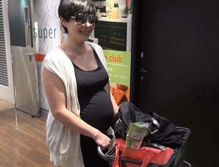 汤盈盈戴墨镜挺大肚逛街