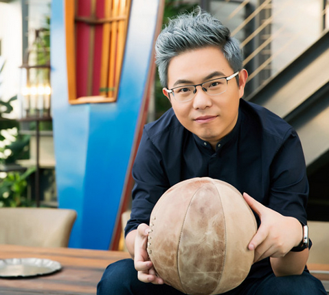 眼镜推荐: 穿着暗色毛衣的曹宇振就如一般的邻家暖男哥哥,马靴总能让