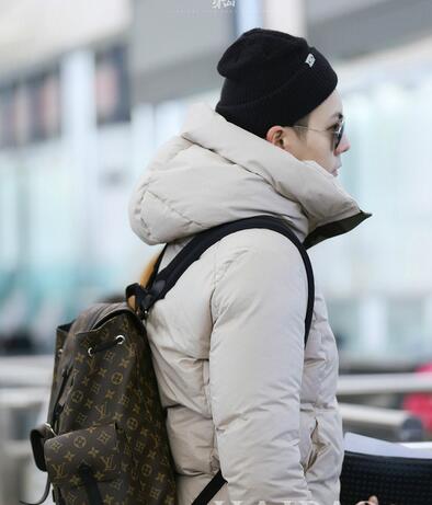 吴亦凡帅气背包照