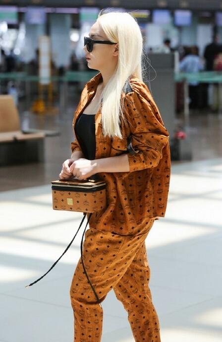 "气场女王"cl喜爱墨镜的程度可不是盖的