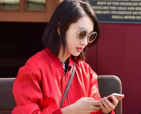 看时尚达人周冬雨如何玩转墨镜新风尚_亿超眼镜网