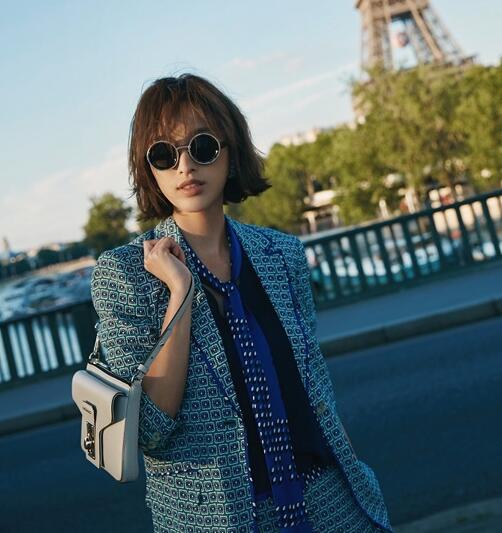 张俪用墨镜演绎百变女郎_亿超眼镜网