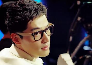 哪个男星戴高级眼镜框最好看?