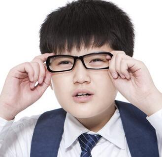 眯眼看东西可加速近视程度